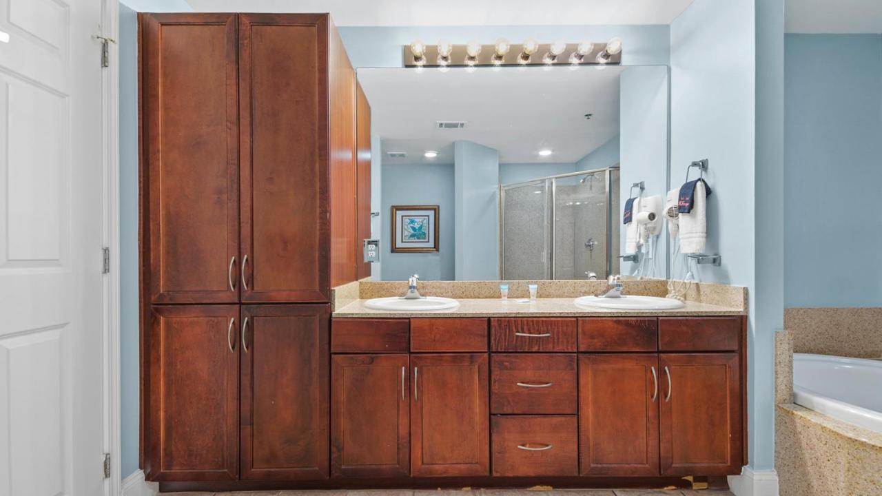 Apartment Laketown Wharf 1025